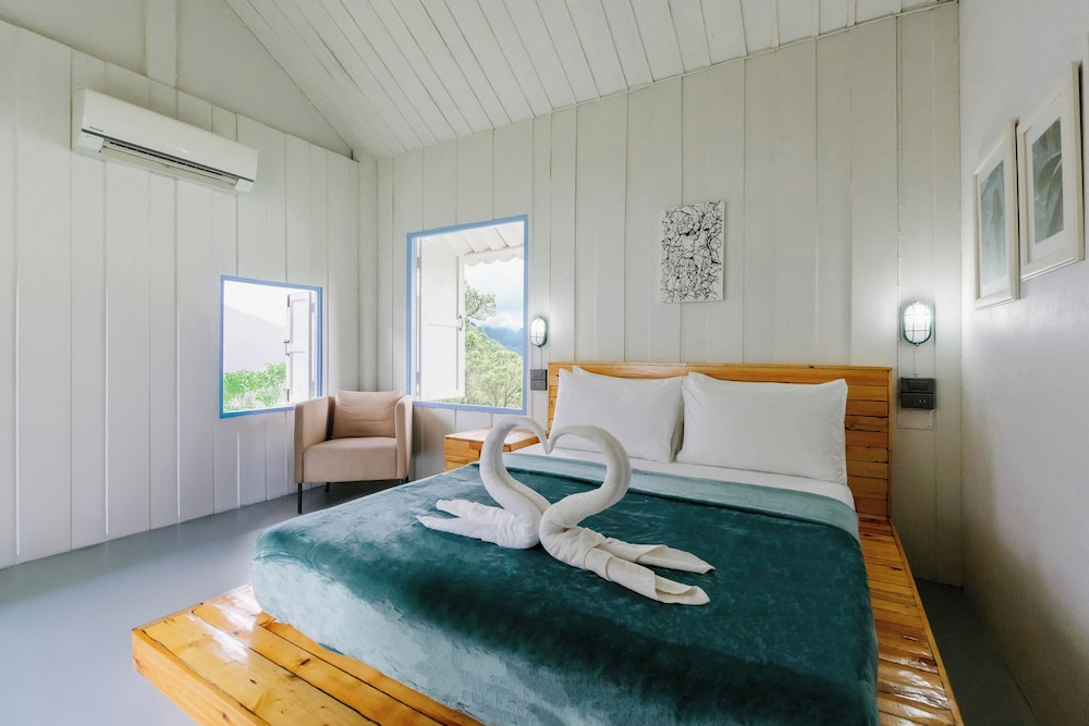 Deluxe Double Room, 1 King Bed, Non Smoking, Private Bathroom