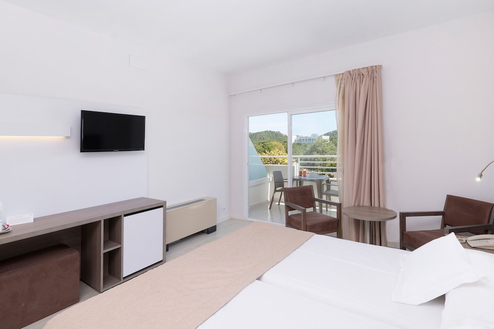 Triple Room (2 Adults + 1 Child) photo 2