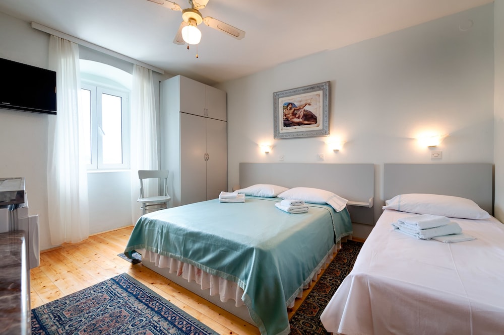 Basic Studio Apartment for 3 people photo 3