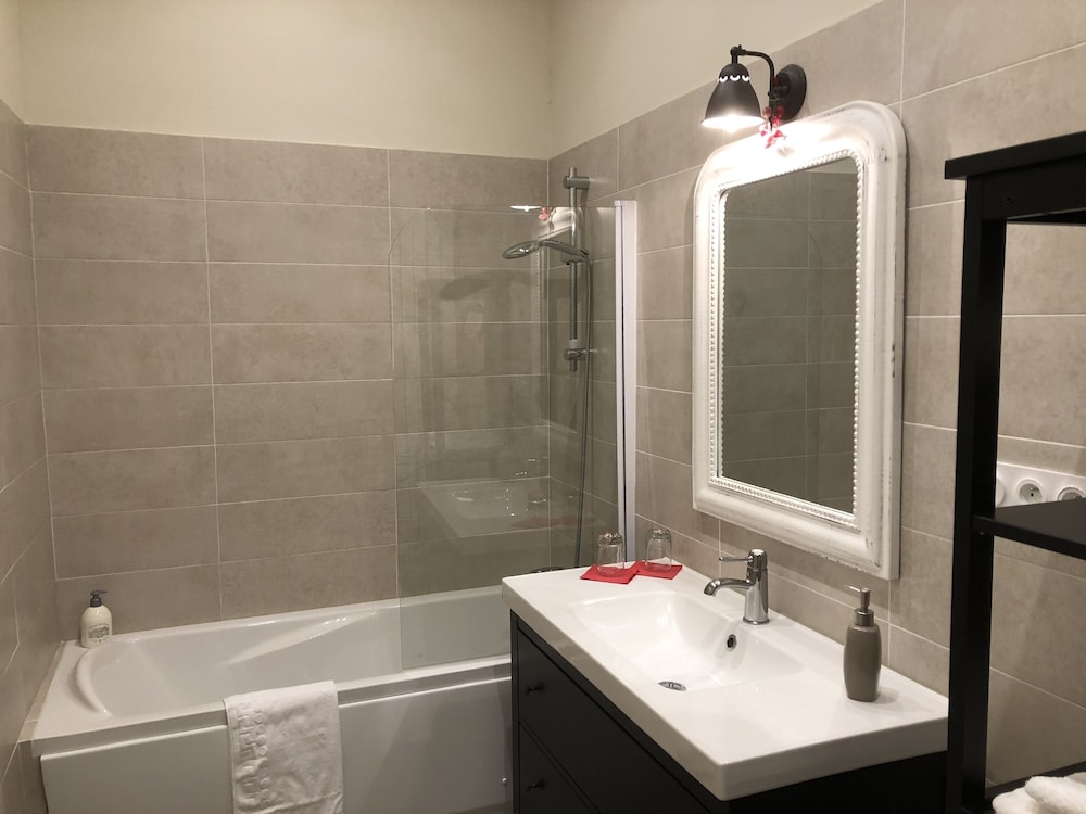 Comfort Double Room, 1 Queen Bed, Private Bathroom, Garden Area (Pigeonnier) photo 3