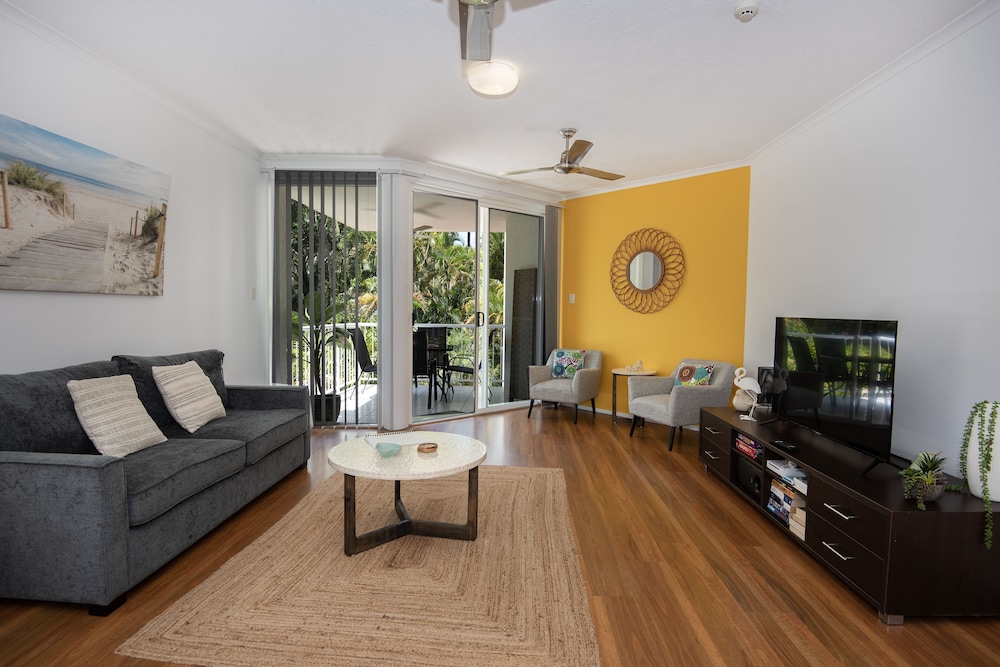 Premium One-Bedroom Queen Apartment with Sofa Bed photo 2
