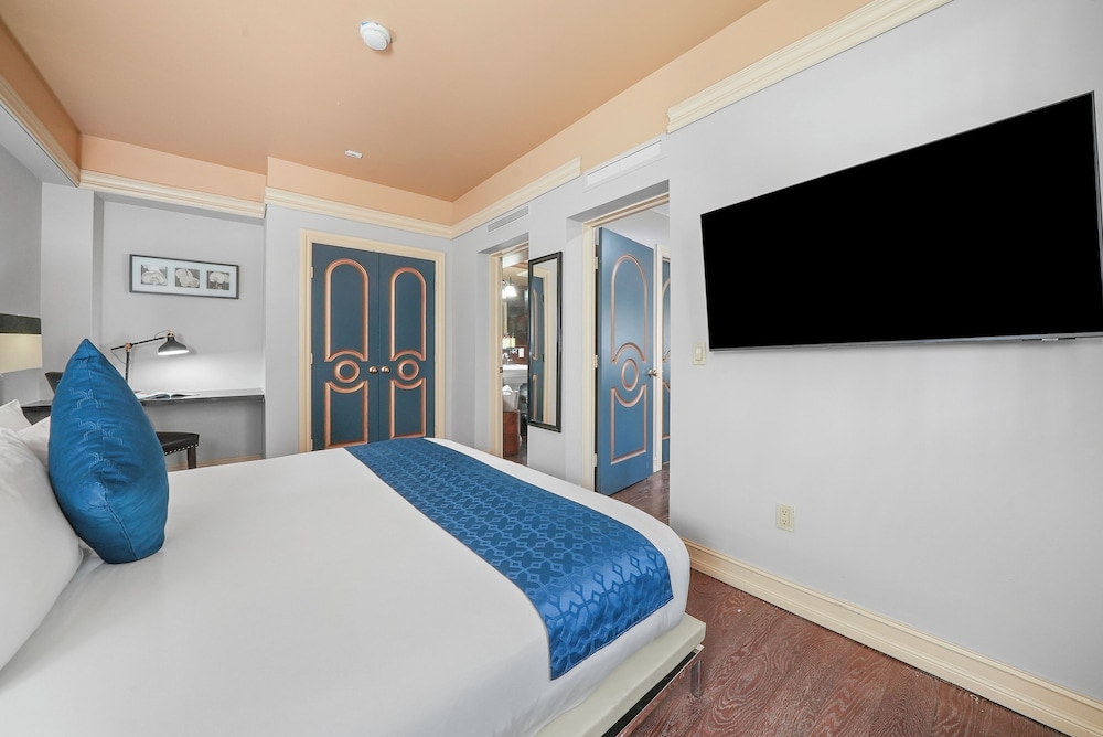 Deluxe One Bedroom King Suite - Photo 3