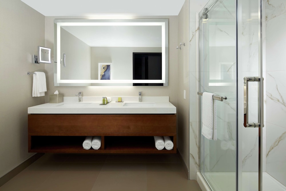 Suite, 1 King Bed - Photo 3