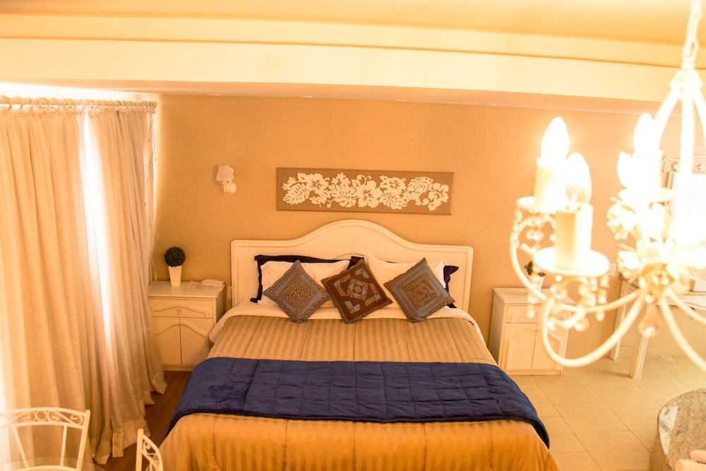 Superior Suite, 1 Queen Bed, Non Smoking photo 2