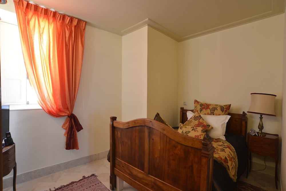 Traditional Room, 1 King Bed, Non Smoking (Single)