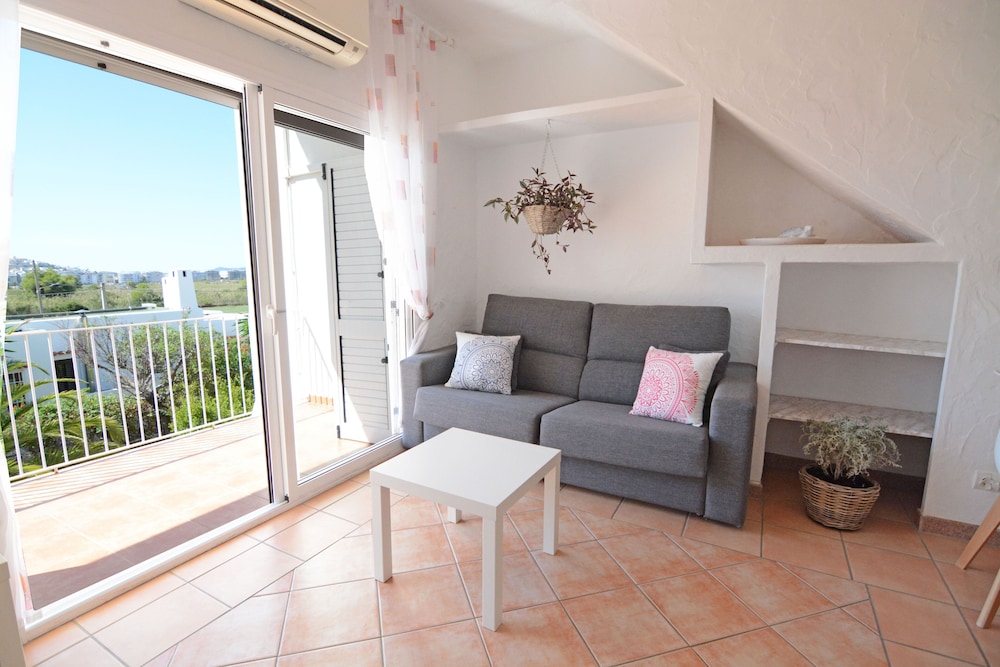 Studio, Balcony