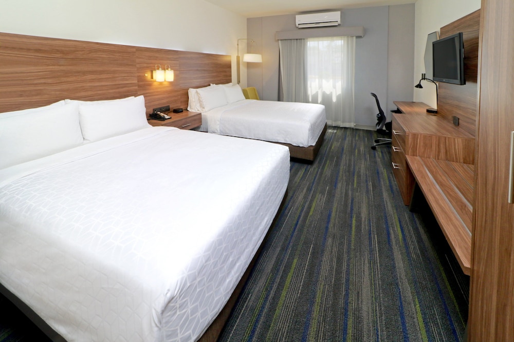 Standard Room, 2 Queen Beds, Ground Floor - Photo 7