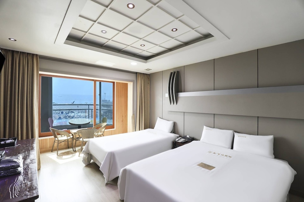 Ocean-view twin - Photo 1