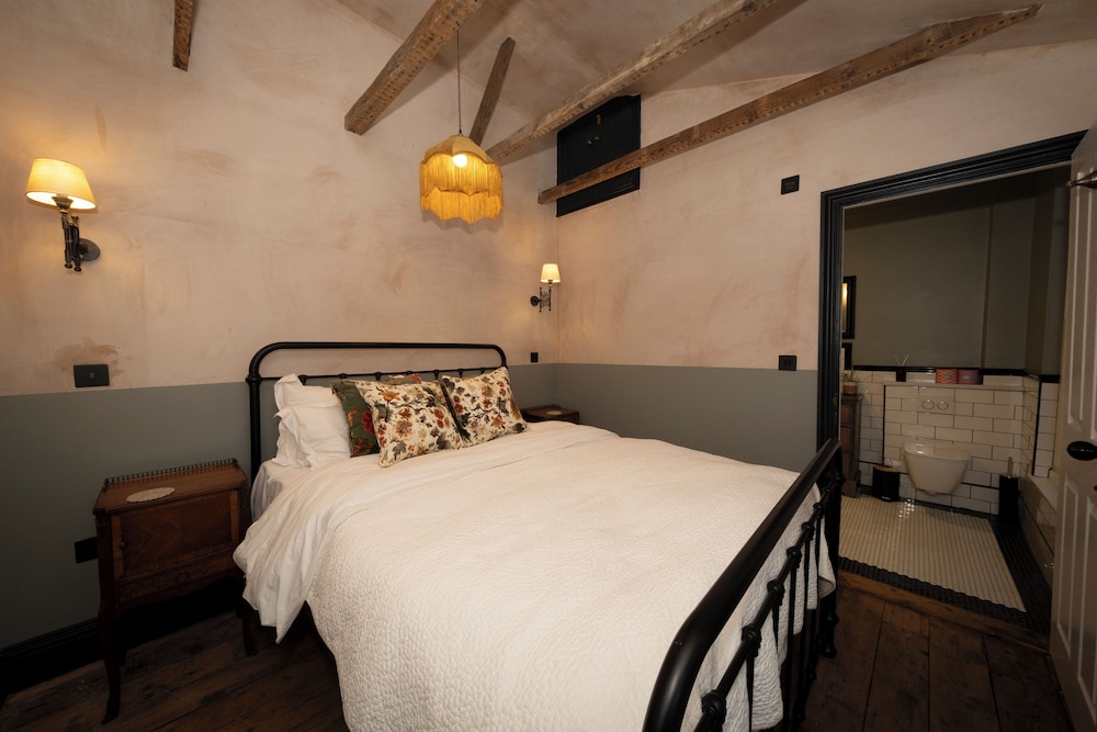 Classic Double Room, 1 King Bed, Non Smoking, Private Bathroom