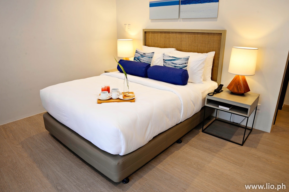 Deluxe Room, Pool View - Queen - Photo 1