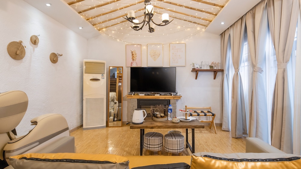 Deluxe Double Room (Mainland-Chinese Citizen Only) photo 2