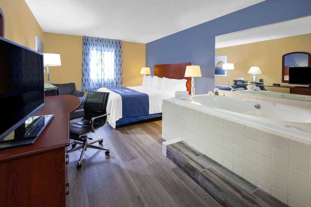 Upgraded, Deluxe Room, 1 King Bed, Non Smoking - Photo 1
