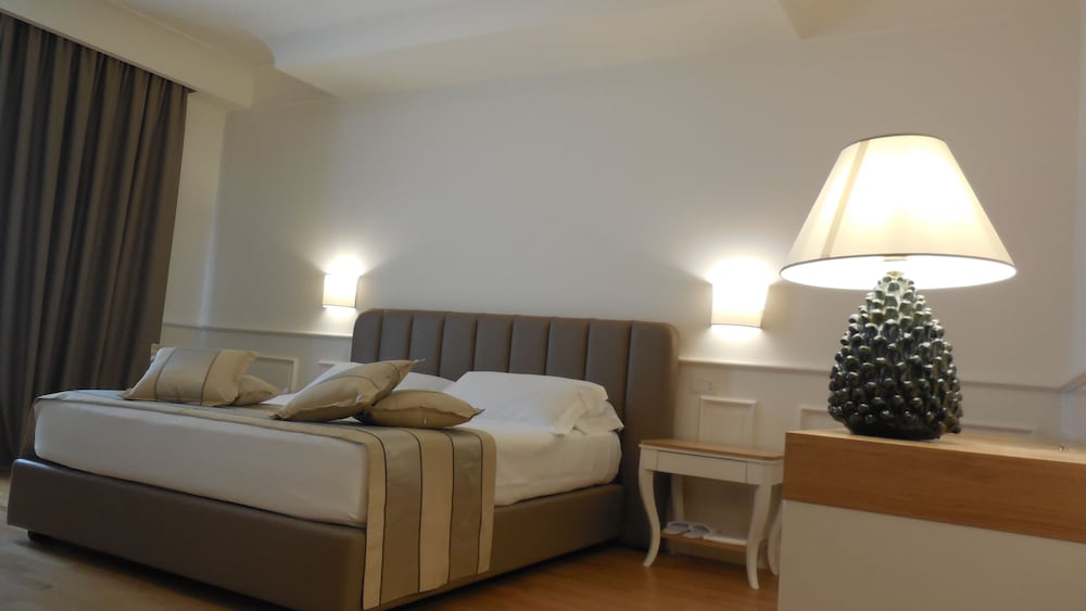 Deluxe Double Room, Partial Sea View