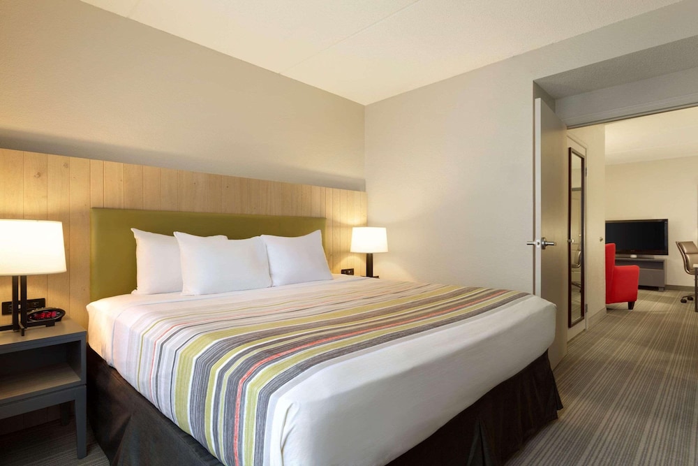Suite, 1 King Bed, Non Smoking - Photo 4