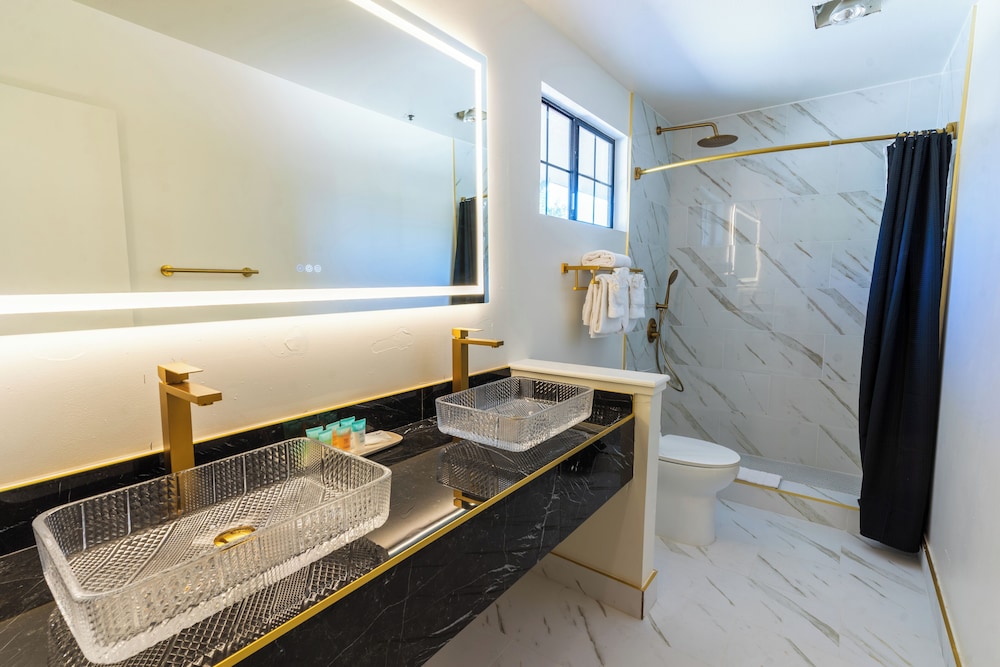 Studio Suite, 1 King Bed, Kitchenette - Photo 4