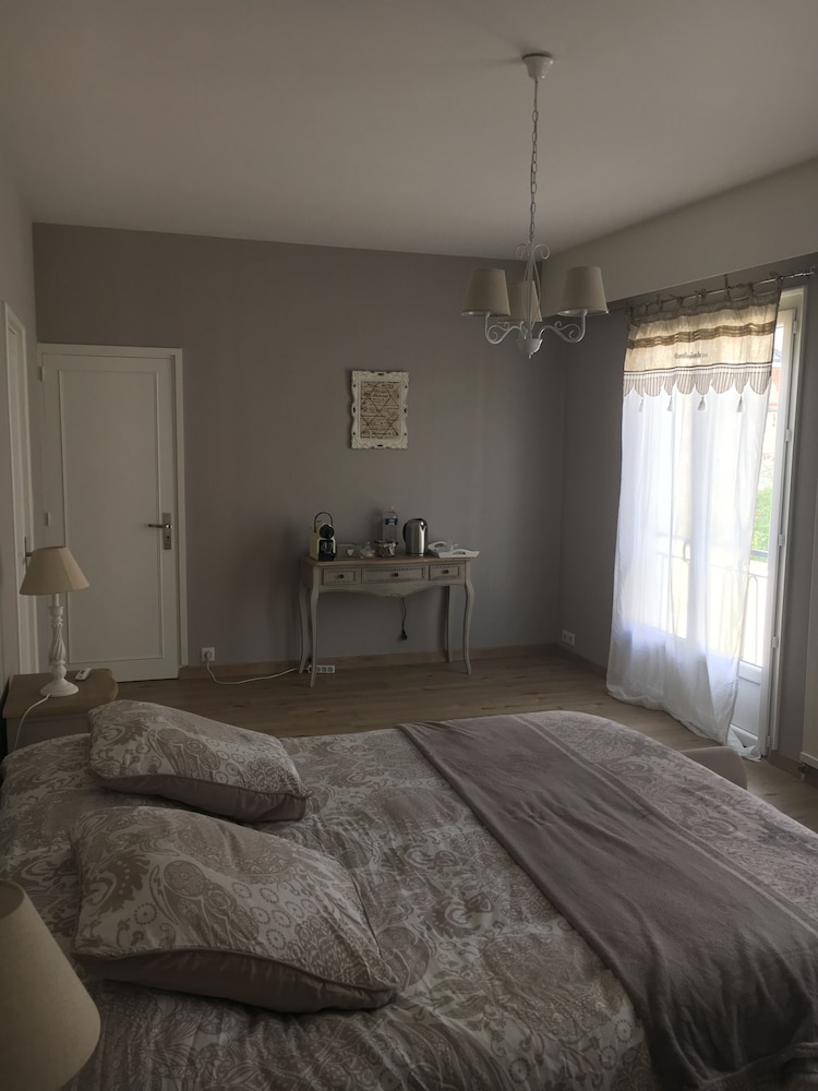 Superior Room, 1 Queen Bed (Louise) photo 3