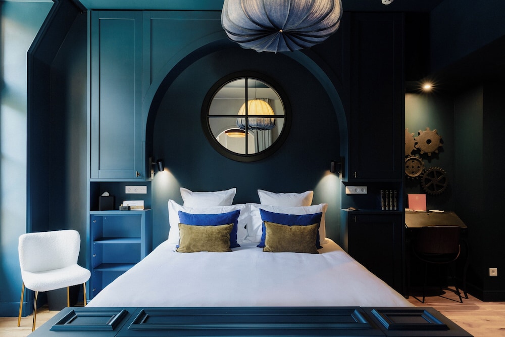 Deluxe Room, 1 King Bed photo 2