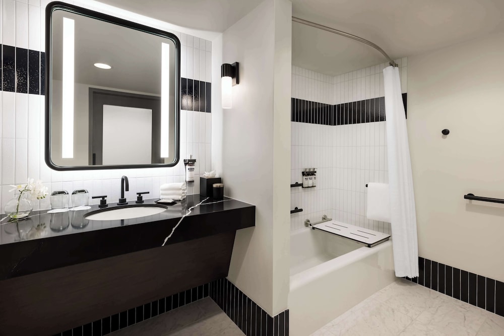 Premier Room, 1 King Bed - Accessible, Bathtub - Photo 7