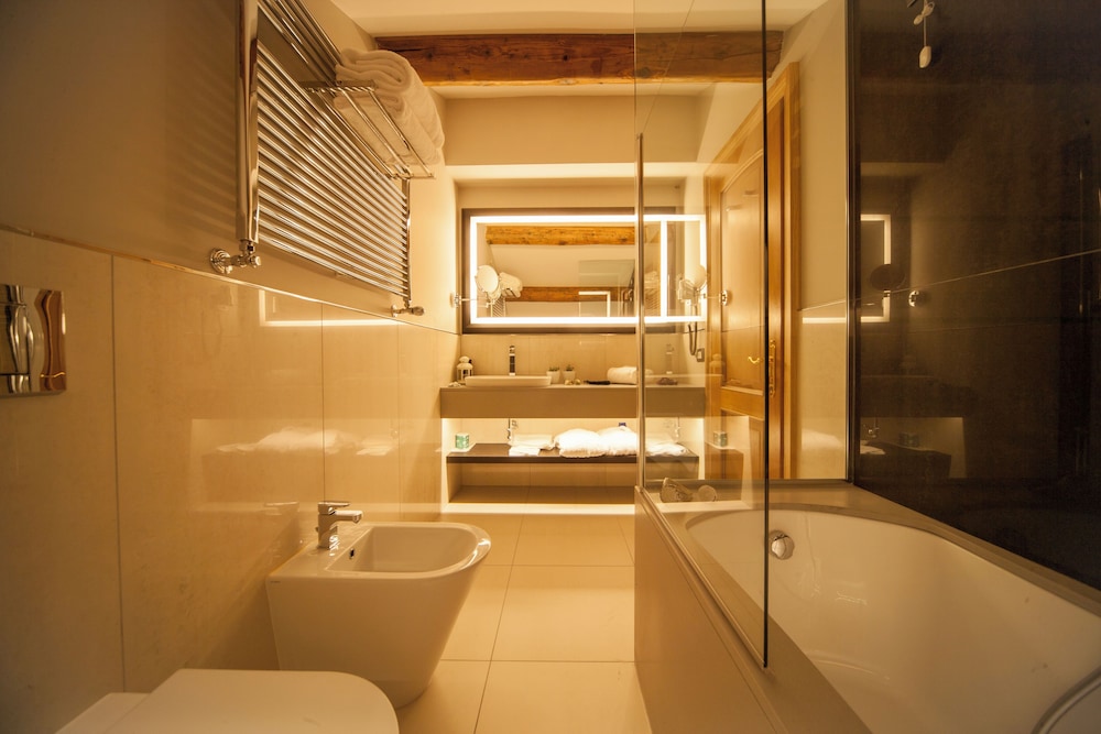 Deluxe Double/Triple Room - Photo 5