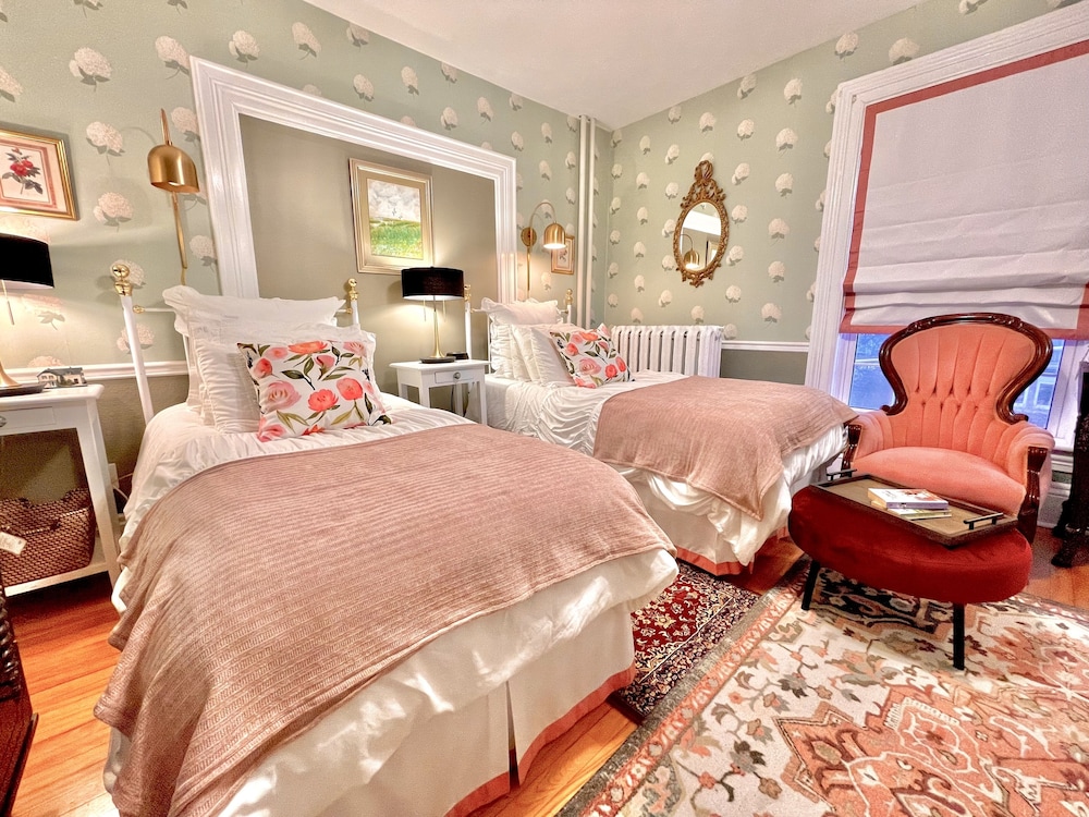 Luxury Room (Lucy Maud Montgomery) photo 1