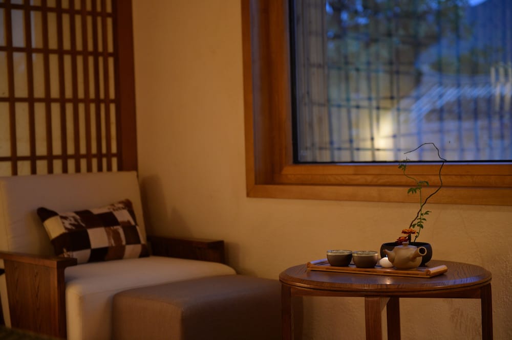 Premium Room, 1 King Bed, Balcony, Courtyard View photo 3