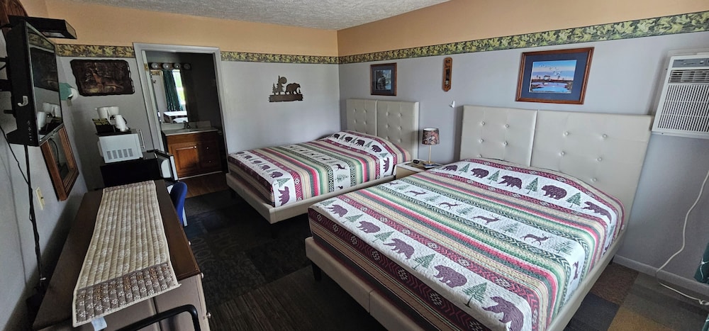 Basic Single Room, 2 Queen Beds, Ground Floor photo 2