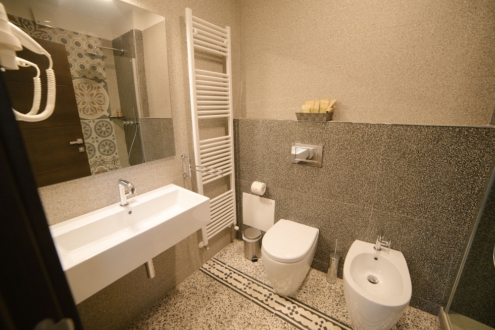 Classic Double or Twin Room - Photo 7