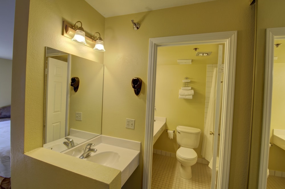 Standard Room, 2 Queen Beds - Photo 3