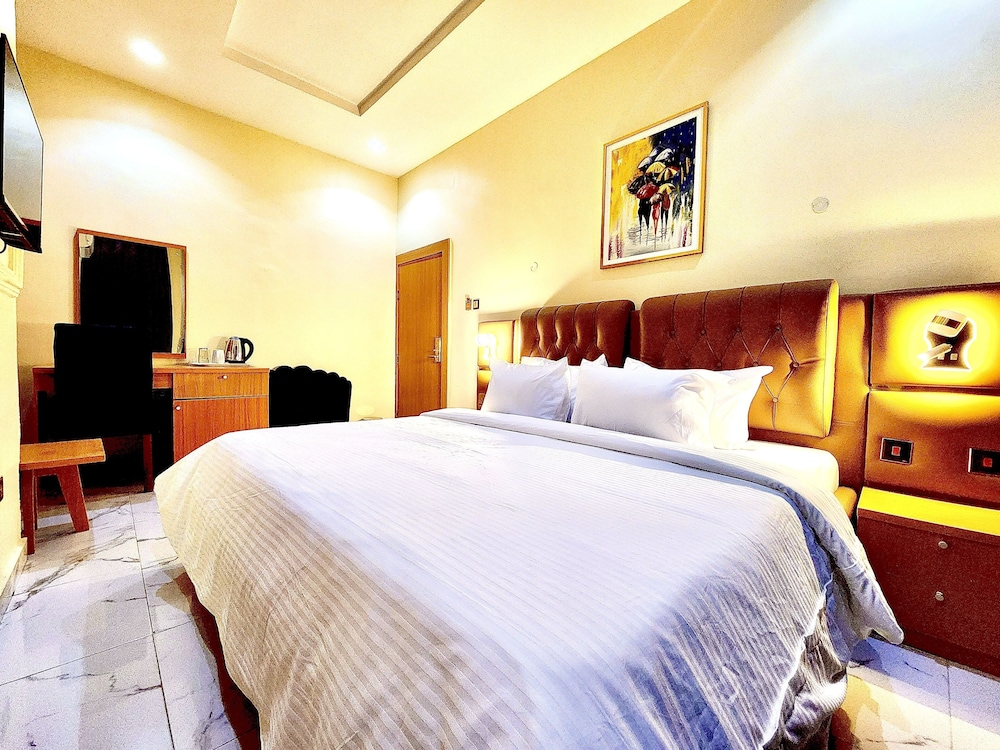 Executive Room - Photo 8