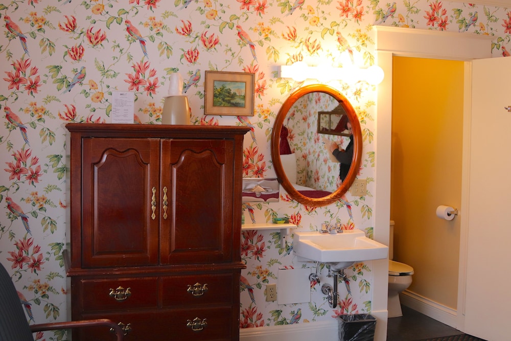 Premium Double Room, Ensuite (COLONIAL TWO QUEEN) photo 2