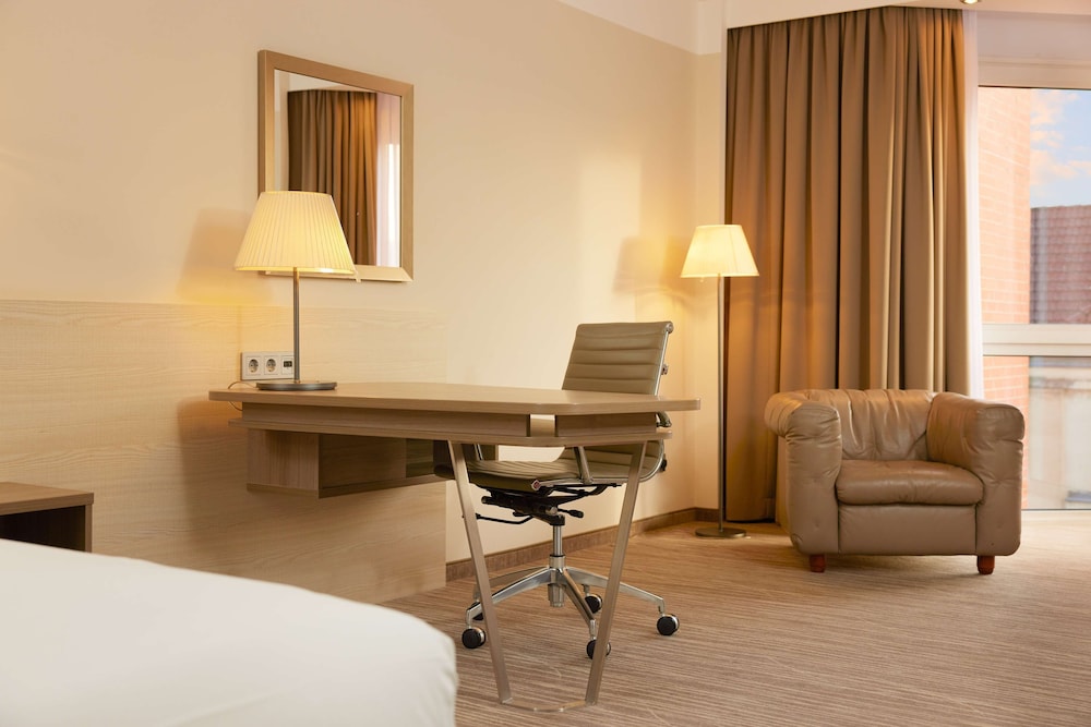 Room, 1 Queen Bed, Balcony - Photo 7