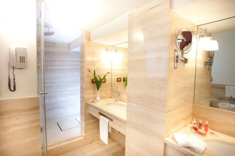 Deluxe Double or Twin Room photo 3
