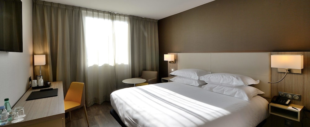 Superior Room, 1 King Bed thumbnail 6