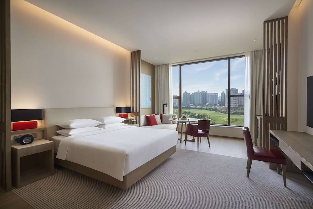 Room, 1 King Bed, City View - Photo 1
