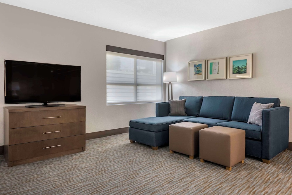 Suite, 2 Queen Beds, Non Smoking thumbnail 5