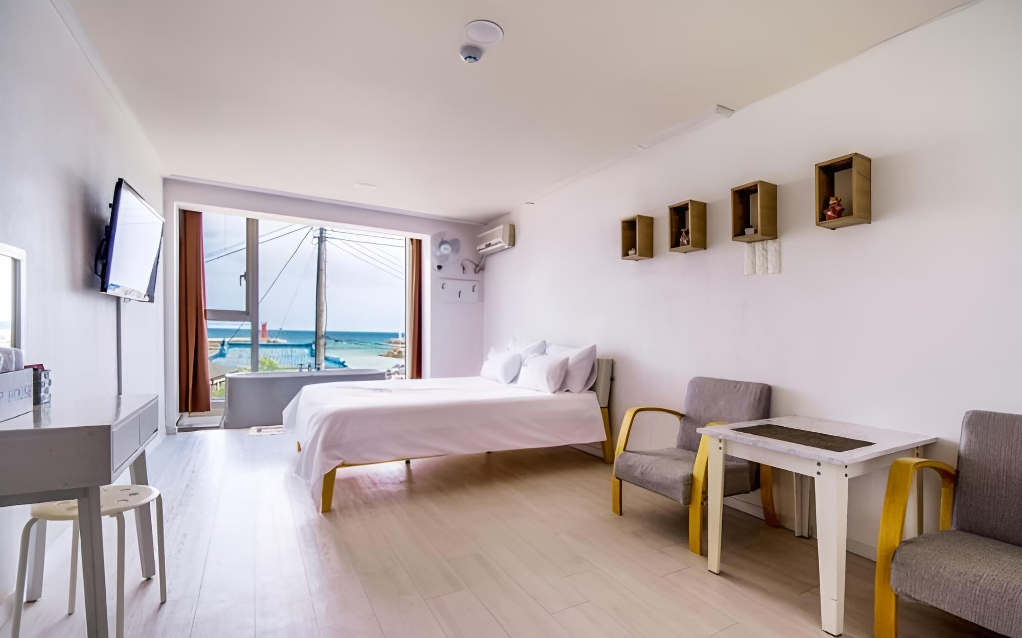 Room (207 Spa ocean view (Netflix bath salt) photo 2
