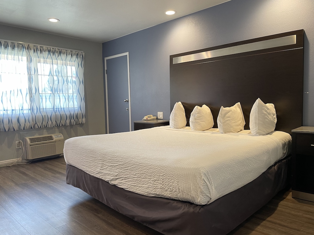Standard Room, 1 King Bed, Non Smoking - Photo 3