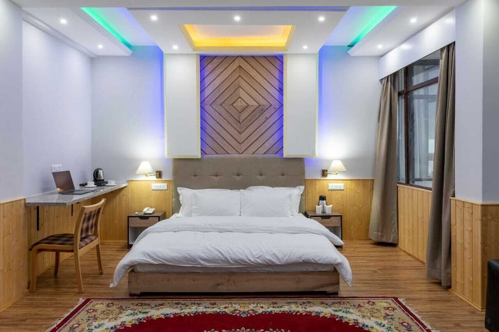 Executive Room - Photo 10