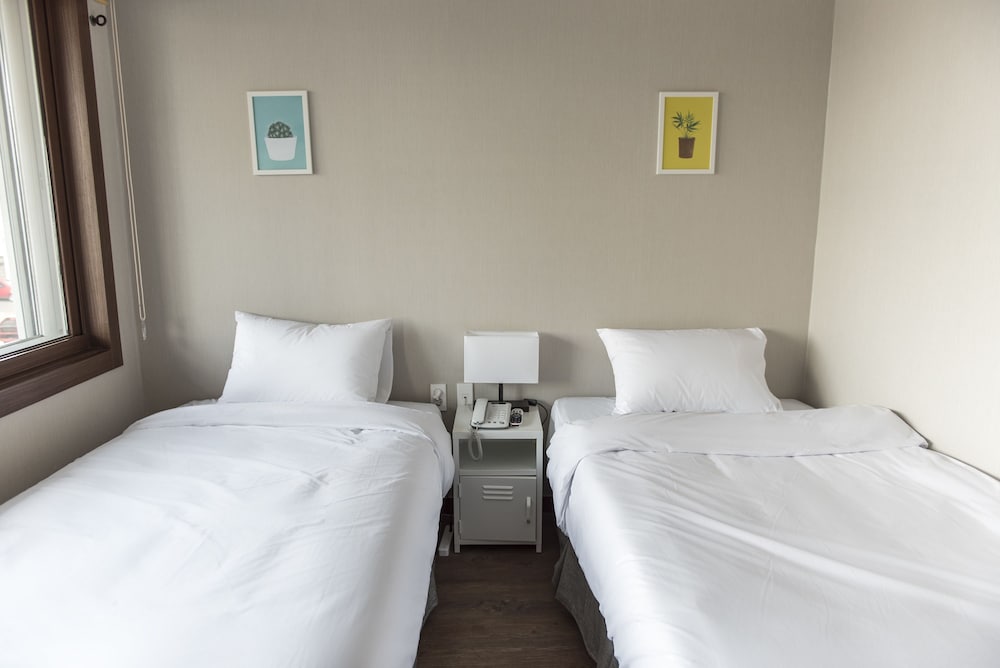 Economy Twin Room photo 3