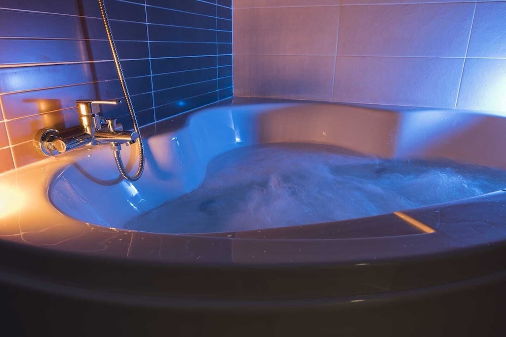 Comfort Quadruple Room, Private Bathroom (1 Bed In A 6-Bed Dormitory Room)