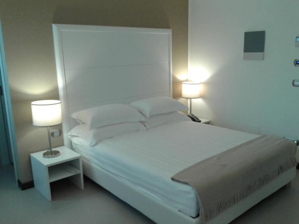 Deluxe Double Room Single Use, City View photo 2