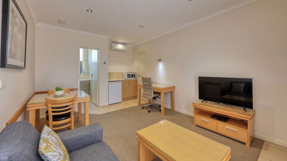 Suite, 1 Queen Bed, Non Smoking - Photo 9