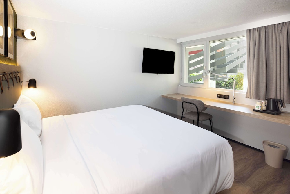 Standard Room, 1 Queen Bed - Photo 1