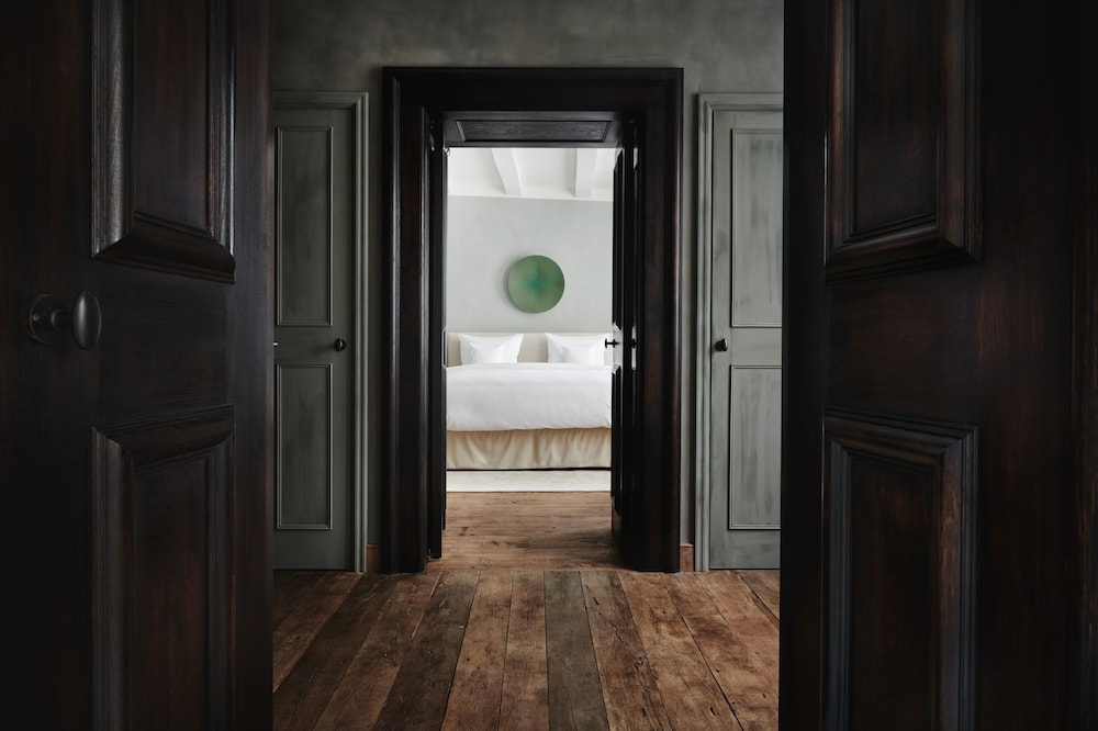 Deluxe Room (Historic Chancellery)