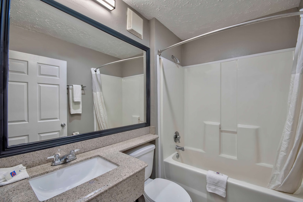 Deluxe Room, 1 King Bed, Non Smoking, Kitchenette photo 2