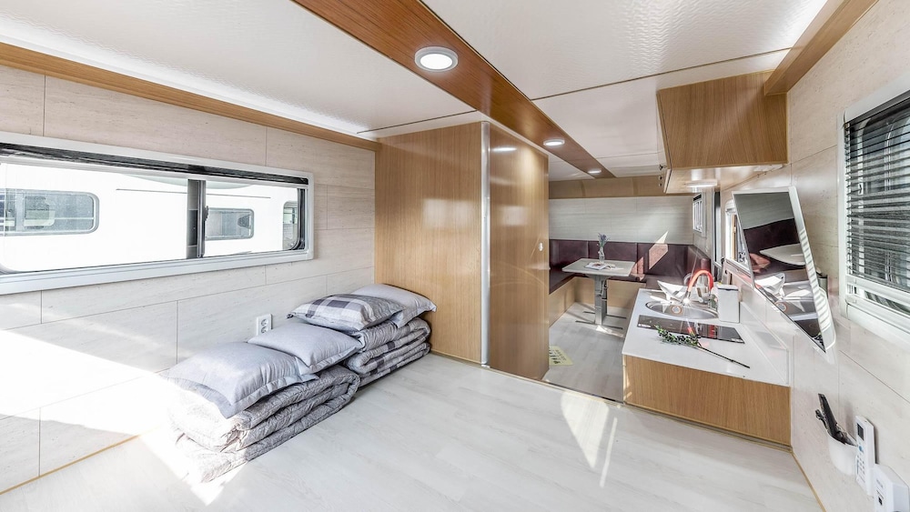 Basic Room, 1 Bedroom (Caravan1)