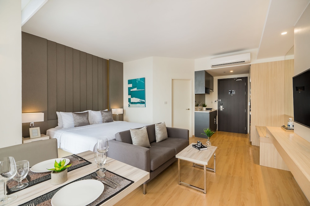 Deluxe Room, Pool View - Photo 19