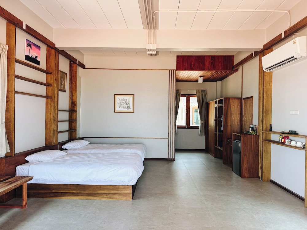 Signature Twin Room, Beach View photo 2