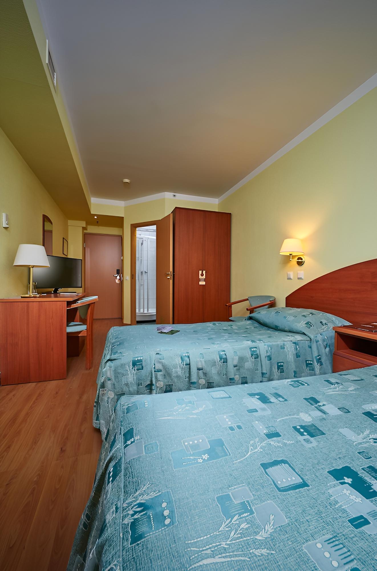 Comfort Room (For fire safety reasons, the window in the room does not open) photo 2