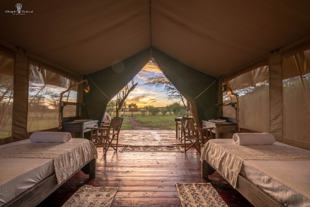 Deluxe Tent, 2 Twin Beds, Private Bathroom, Park View photo 2